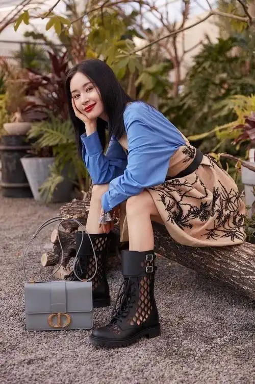 34岁王子文恢复单身后的魔法穿搭,原来衬衫这么穿,也很时尚洋气