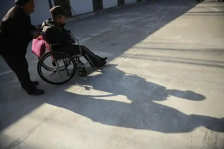"轮椅"老人留守敬老院 想念子女