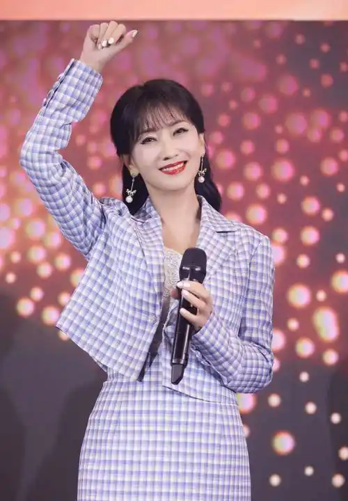 赵雅芝,蓝白,格纹套装鉴赏这位聪明的艺术家不仅在穿搭上散发着复古