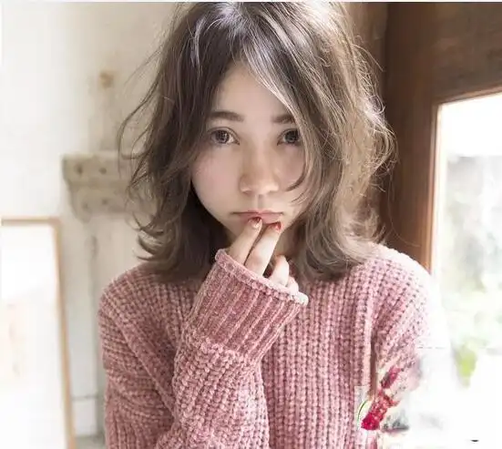 外翘卷扣短发烫发 2021流行短烫发发型短发烫发女生爆款中短发烫发