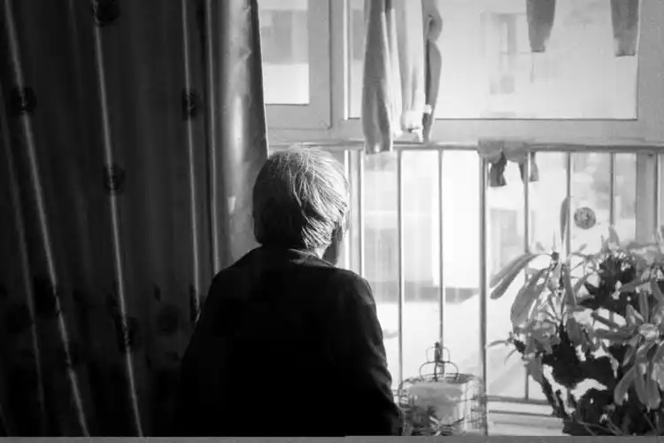 那天偶然间看见奶奶一个人在房间的状态,望着窗外,人来人往