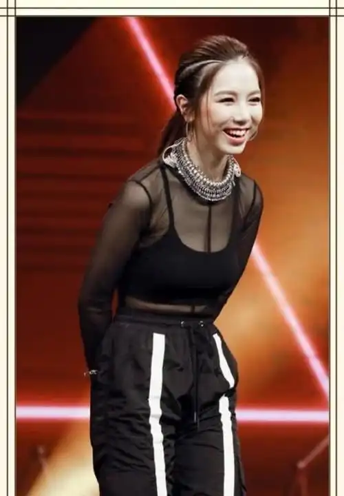 邓紫棋终于开窍了,黑色透视上衣配珍珠项链美得高调,真好看!