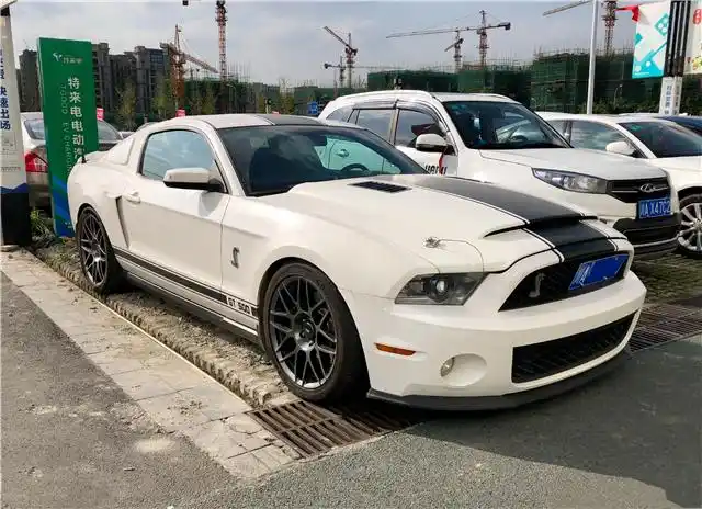 偶遇一台野马,排量5.8,v8机械增压,卖150万,极品飞车里出现过