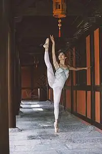 柔美女性户外跳芭蕾舞一字马图片素材