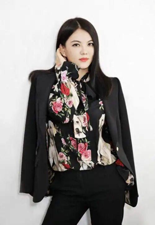 47岁的李湘官宣退休,身家高达5000亿,不愧是天生的商业头脑