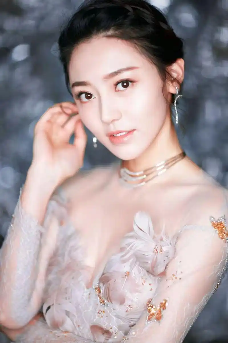 "完颜女神"黄梦莹变风格 黑铆钉礼服深v到腰秀身材 霸气十足