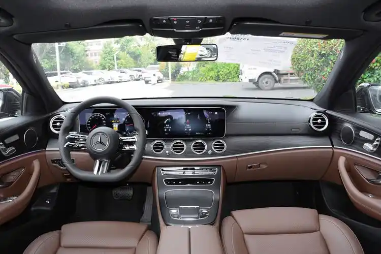 2022款奔驰e级改款二e300l运动时尚型