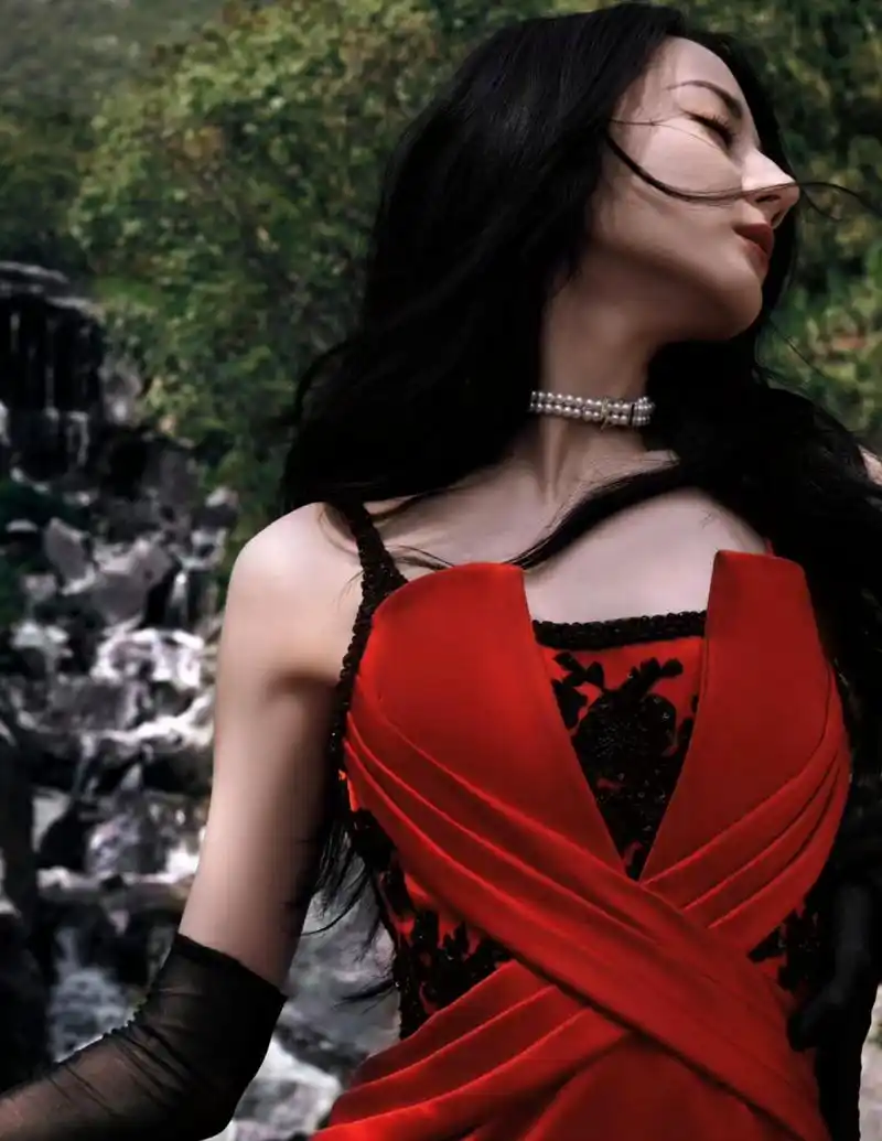 玫瑰95,红的好热烈～  迪丽热巴一袭红色钉珠刺绣礼服置身山水之间