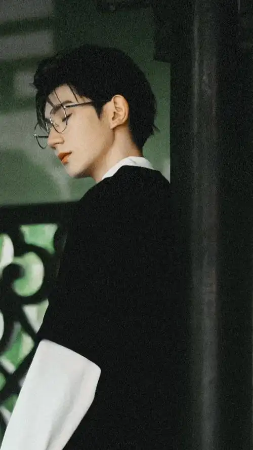 王源广州抢票##王源演唱会抢票最高峰突破260万人#    戴眼镜的栽圆