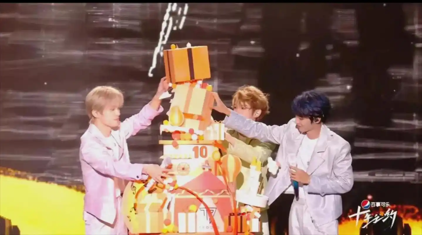突然就塌了,tfboys三人合力托举蛋糕