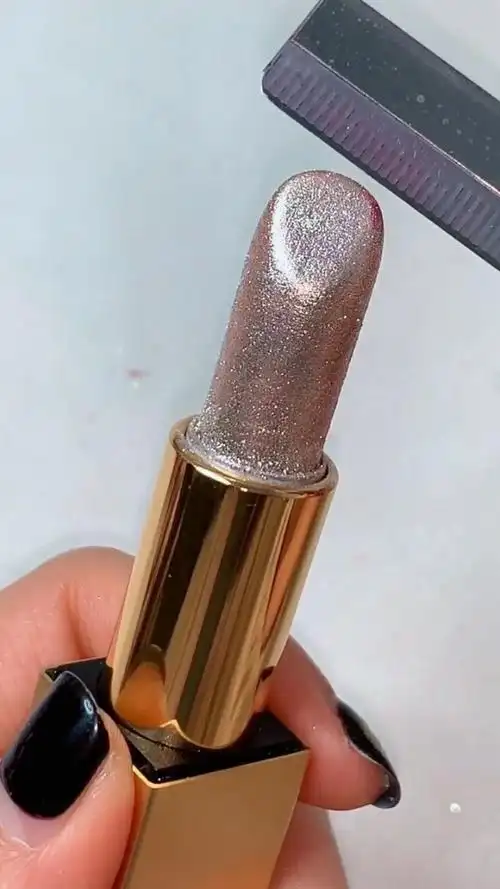 漂亮的银色口红来了,我切开看看是什么样的