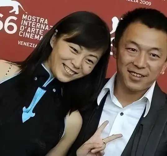 黄渤一家四口阿那亚旅游,妻子小欧专心玩手机,大女儿正面像妈妈