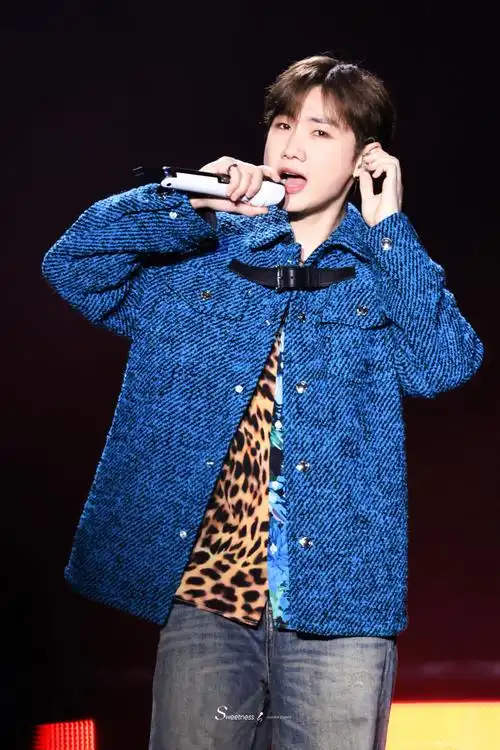 #汪苏泷实体专辑21世纪罗曼史##小杨哥演唱会#