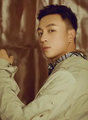 4 释小龙波点西服套装,搭配卡其风衣帅气十足