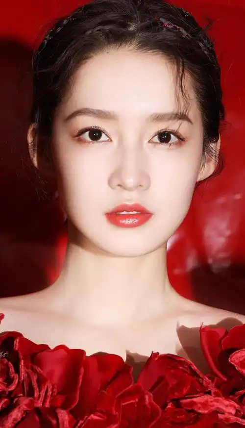 清新脱俗的外貌李沁,一个让人眼前一亮的女星,不仅拥有出色的演技