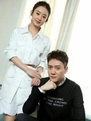 冯绍峰出席活动,不自觉学老婆赵丽颖做出这个动作,逗乐网友!