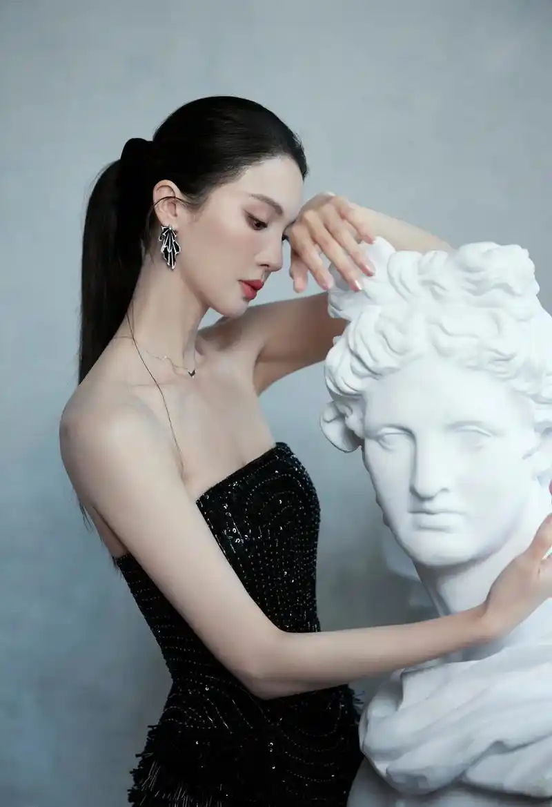 周五星造型|金晨.金晨今天参加品牌线下发布会,上身一套rah - 抖音