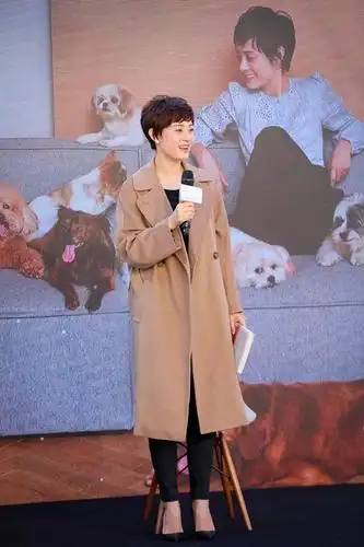 孙俪真的太接地气,黑色短款皮衣配牛仔裤减龄时尚,气质依旧出众