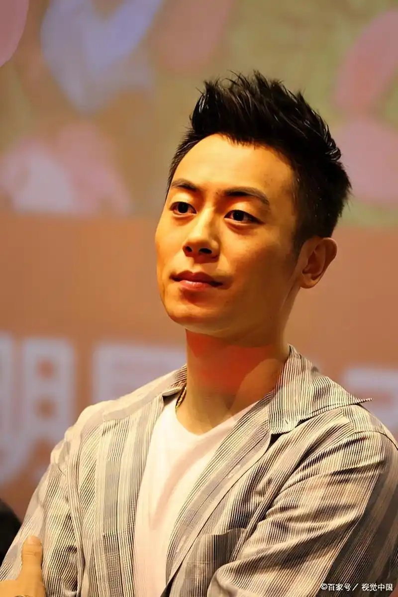 在拍摄《红高粱》中的高粱戏时,体重160斤的朱亚文背着体重80斤的周迅