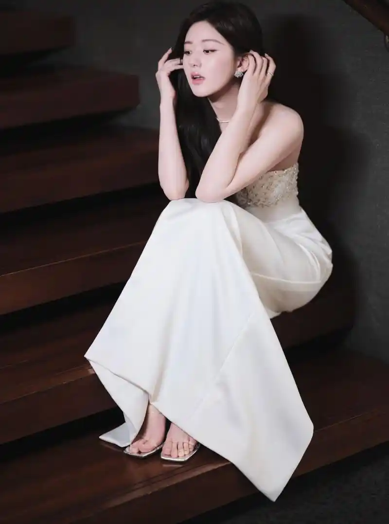 赵露思白色抹胸裙,香肩锁骨,纤美动人