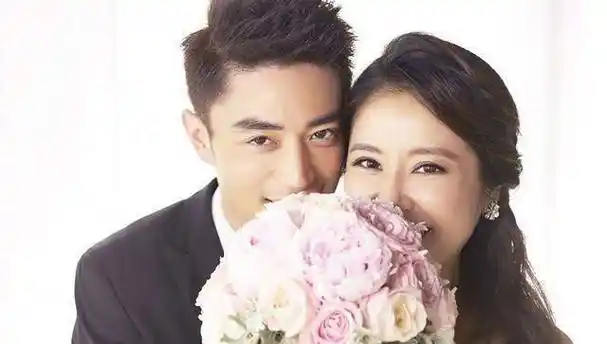 霍建华当街呵斥林心如,事后驾车独自离去,撇下林心如雨中抹泪_夫妻