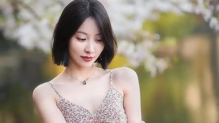 短发性感诱惑吊带高清美女壁纸