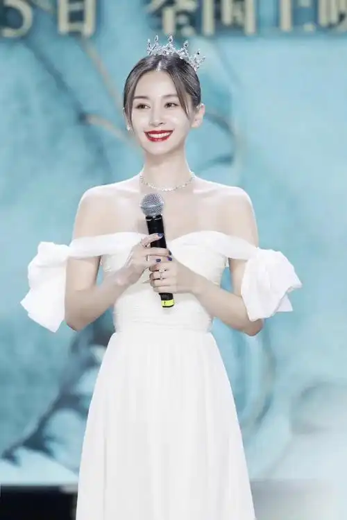 王子文一袭白衣美得不可方物