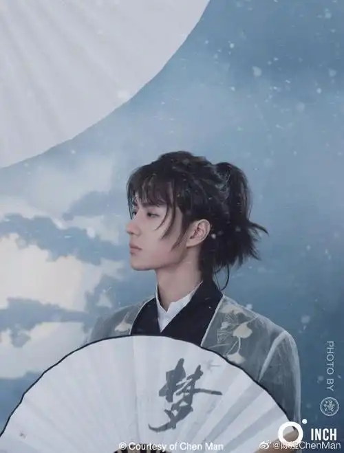 王一博国风大片曝光穿古装手持折扇变翩翩公子