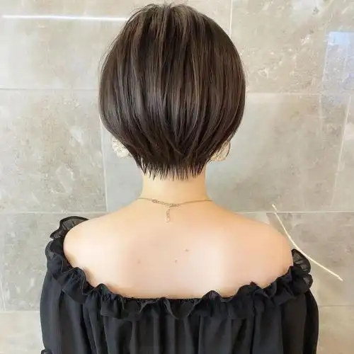 过时的发型有很多,但修饰头型的短发肯定不过时,立体后脑勺短发就是