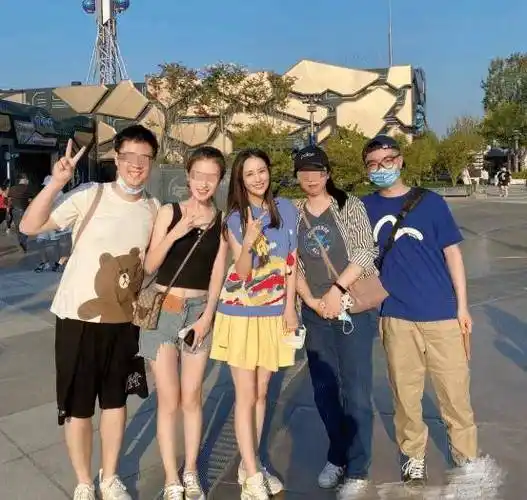 该博主透露,自己的身高是170cm,合照中和佟丽娅看起来差不多高,所以