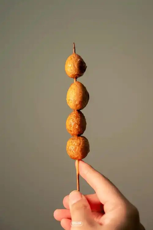 来他们家点得最多的是「酱爆蛋」,1串4个,用的是鹌鹑蛋,阿姐直接把蛋