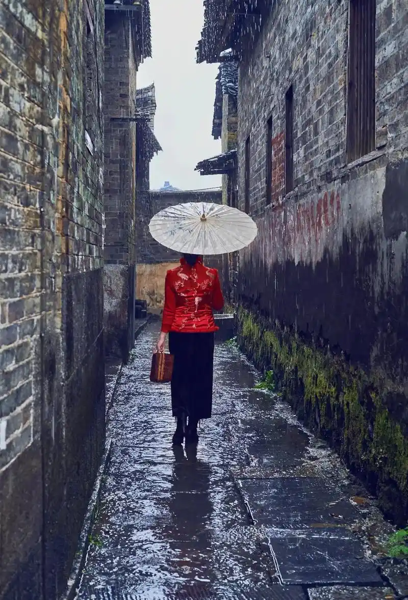 抖音图文来了#雨巷##民国风# 撑着油纸伞独自走在下雨的青 - 抖音