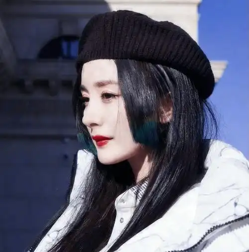 杨幂绿色挑染公主切造型_贝雷帽_活动_线下