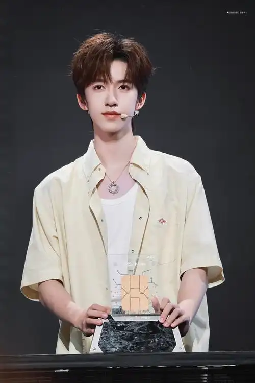 贺峻霖中国移动动感地带芒果卡代言人##中国移动时代少年团直播