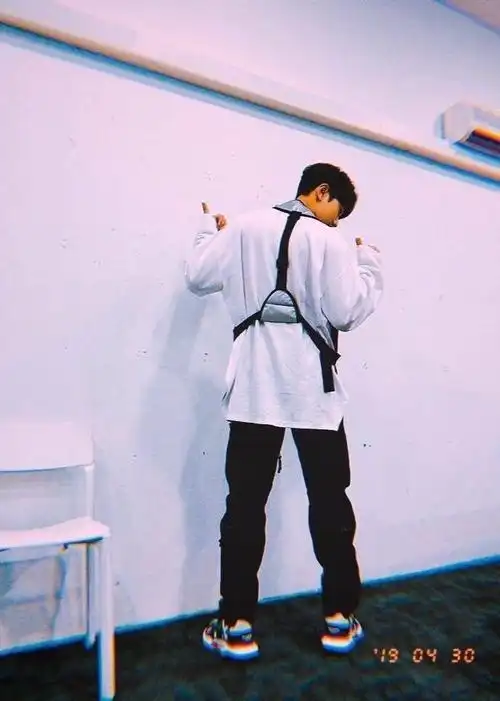 赖冠霖分享200112赖冠霖背影杀合集分享帅气小赖值得世界温柔以待