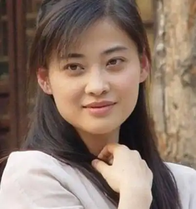 梅婷是中戏的校花之一,她在《最美中国女人》中饰演"江伊娜".