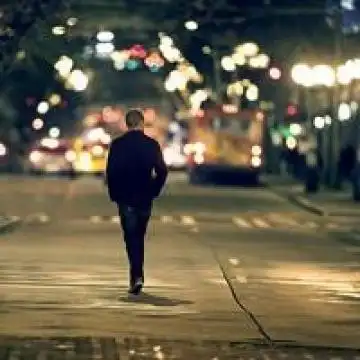 忧郁系陌陌男生背影头像高清大图巴黎的雪飘满了东京