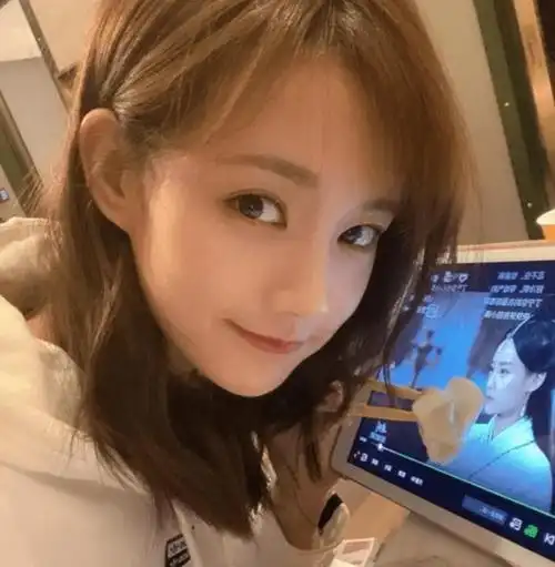 李一桐飞机上不雅行为惹争议,被网友骂上热搜,人民日报曾怒批_赵丽颖