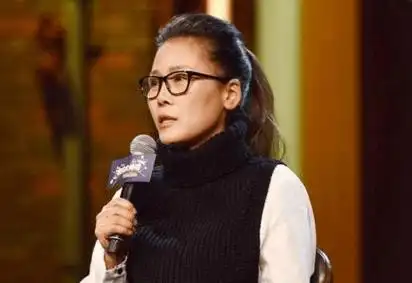 她曾与那英齐名,揭露乐坛不良风气惨被封杀,今怪病缠身满头白发_田震