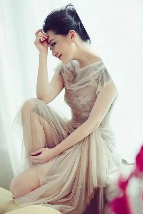 身高150的微胖女明星穿衣打扮(穿衣显瘦脱衣有肉)(17)