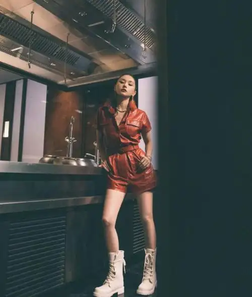 王子文后厨拍大片太绝皮衣配靴子飒气十足竹竿腿超抢镜