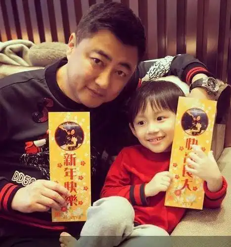 baby上个月生下儿子"小海绵",在老公黄晓明和家人的陪伴之下,身体状况