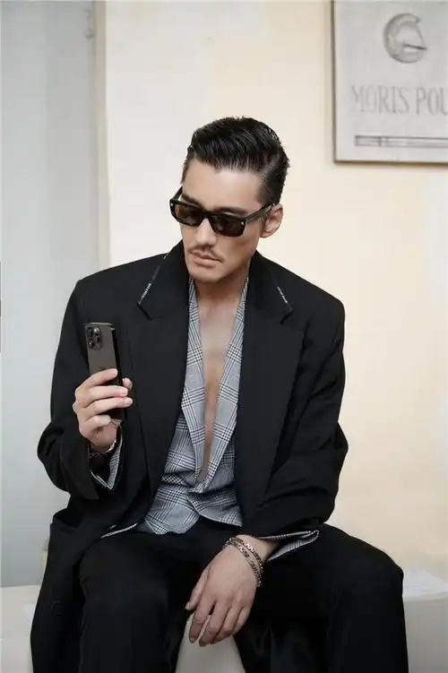 近日,中国知名模特,演员,歌手胡兵于巴黎出席纪梵希2024春夏男士成衣