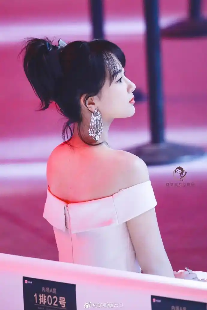 杨紫露肩樱花粉裙# 「20200108 北京」 待编辑…… 是一进场就会找