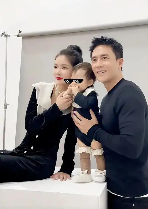 杜淳晒一家三口合影亲吻女儿脑勺显慈爱老婆涂大红唇身材性感