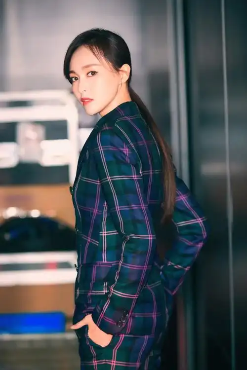 唐嫣干练帅气格子西装写真高清图片
