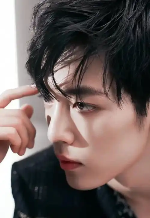 肖战冷酷风格壁纸你拥有夏天的热情可爱也拥有冬天的冷酷浪漫