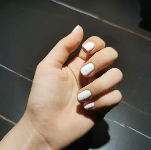 纯白美甲有点特别