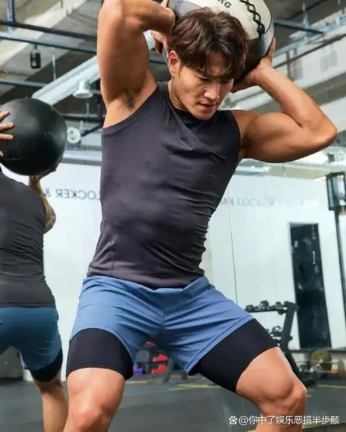 金钟国对粱世灿送上懒人健身暴击:kai这么帅的人都在努力锻炼!