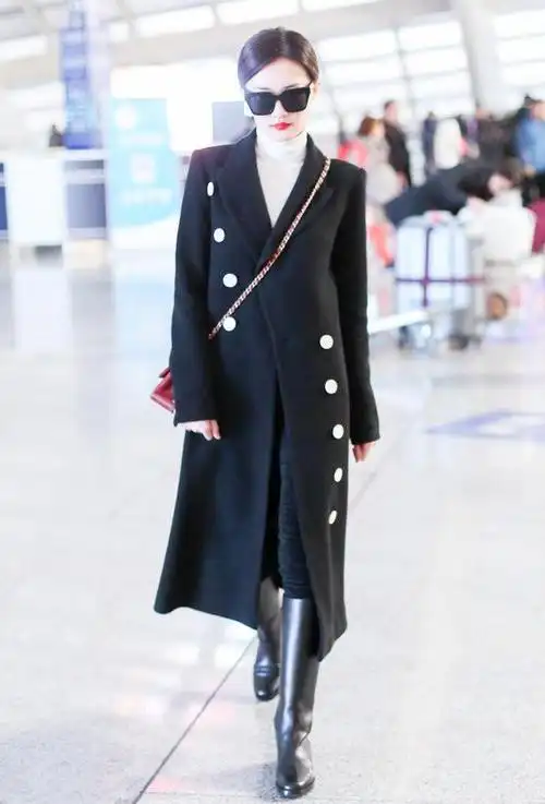 女明星现身机场一袭风衣气场炸裂妥妥的霸道总裁风
